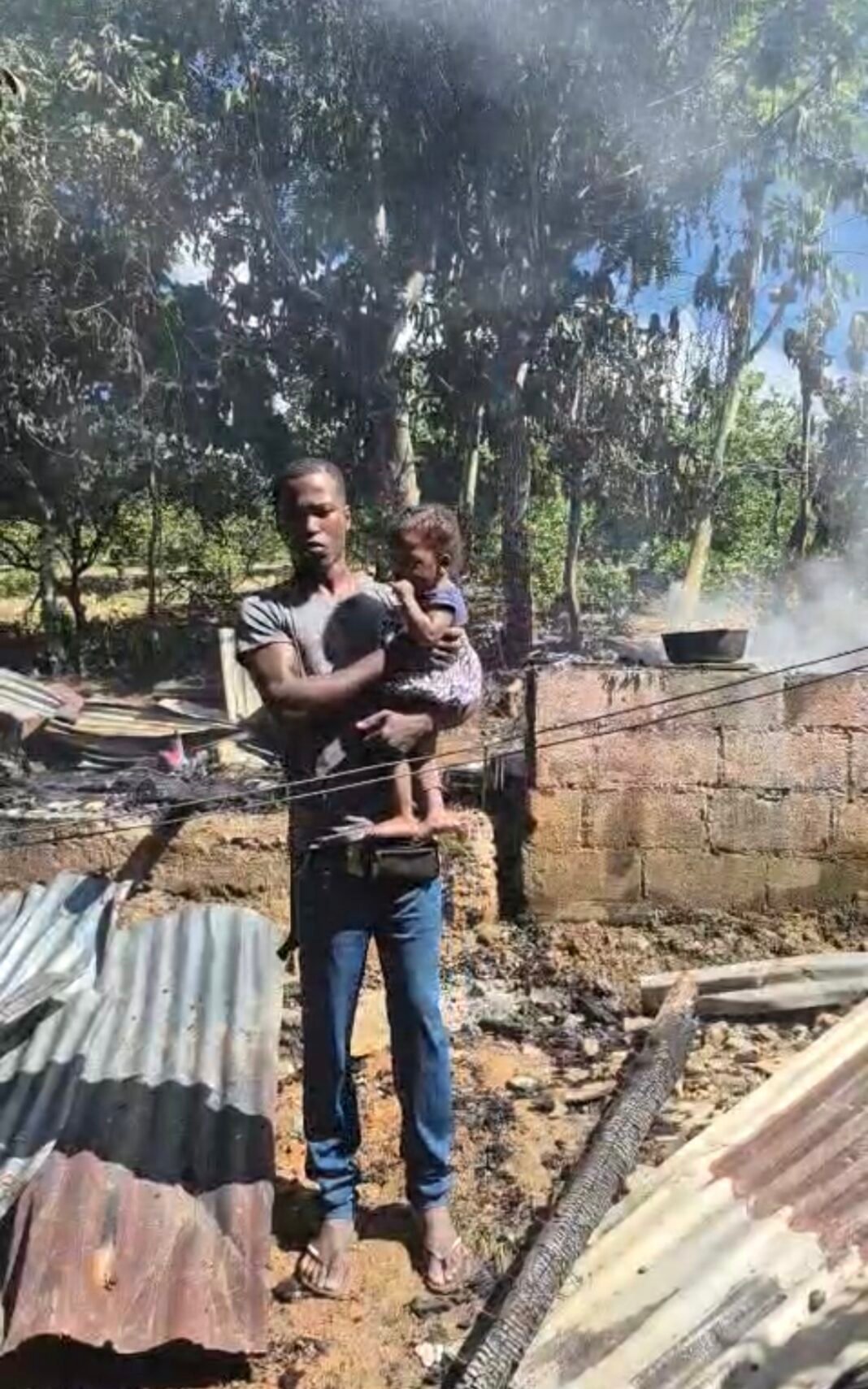 Juan Manzueta pierde su casa en incendio y pide ayuda