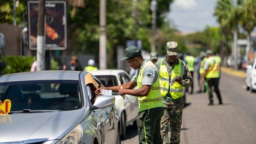 ¡Se armó el ‘coro’! Intrant y Digesett le meten mano a los ‘piratas’ del transporte en el DN Intrant y Digesett fiscalizan transporte irregular en el Distrito Nacional