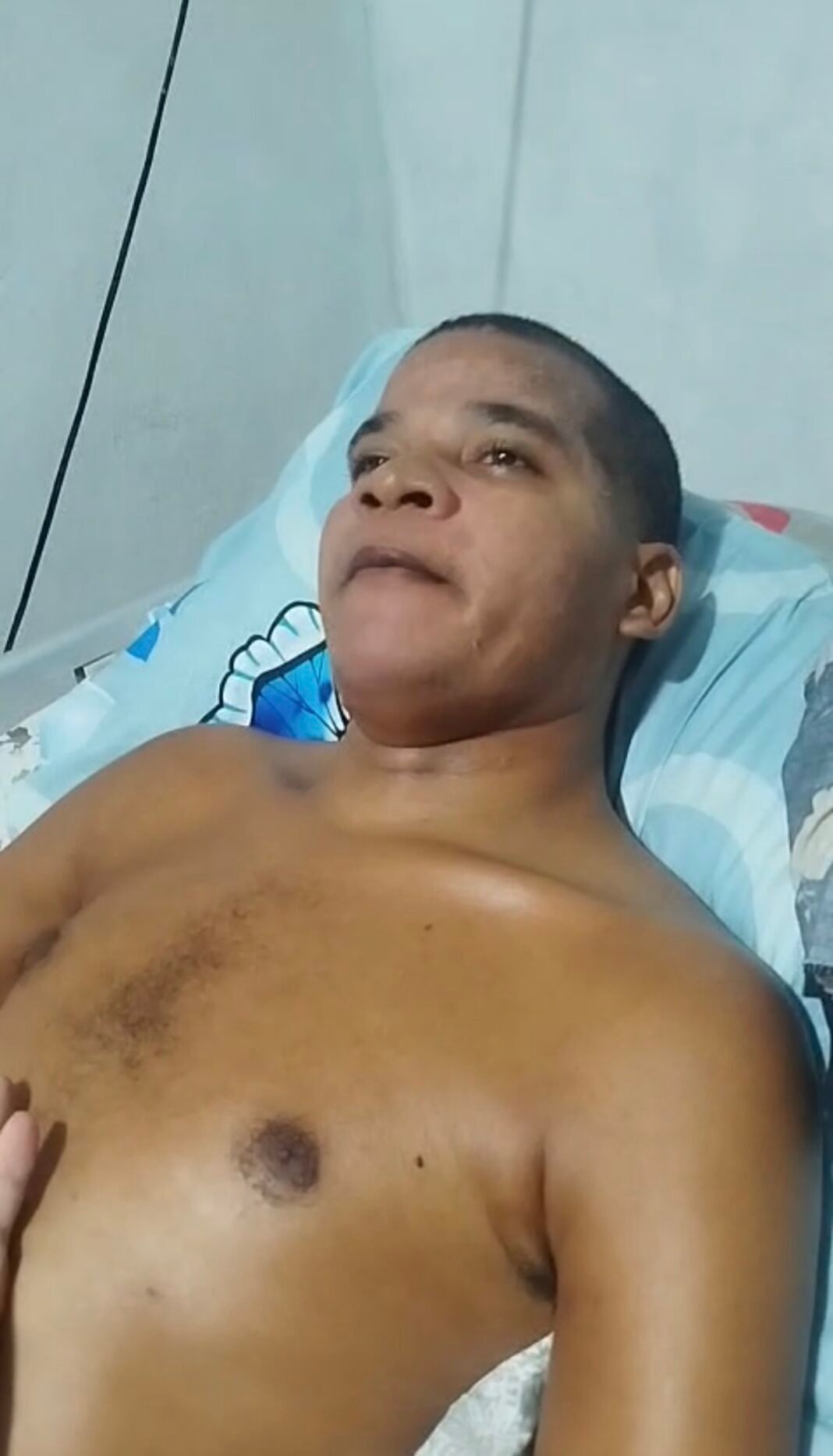 Eris Fabián Caraballo busca ayuda para volver a caminar en Barahona