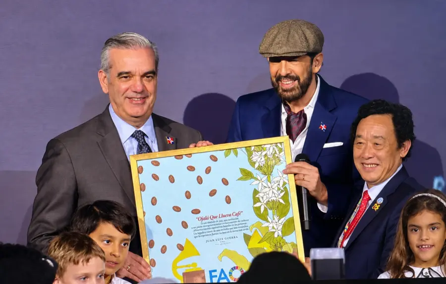 ¡Qué ‘clase’ de homenaje! Juan Luis Guerra pone la bandera en alto en la FAO con ‘Ojalá que llueva café’ Juan Luis Guerra Homenaje FAO Ojalá que llueva café