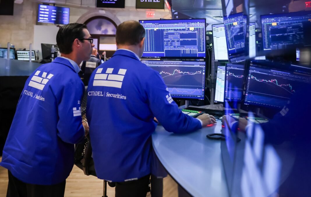 La ‘Bolsa de Valores’ Cierra la Semana ‘Jevi’: ¡Subidón Pa’ Arriba con la Tecnología y el Diésel! La Bolsa de Valores Cierra la Semana Jevi: Subidon Pa' Arriba con la Tecnologia y el Diesel!