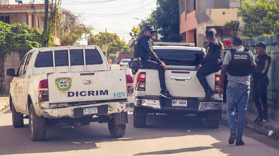 La ‘vaina’ de la Policía: Menos Agentes que Órdenes de Arresto y un ‘Coro’ de Críticas Policía Dominicana: Más Órdenes de Arresto que Agentes y Críticas por Violencia