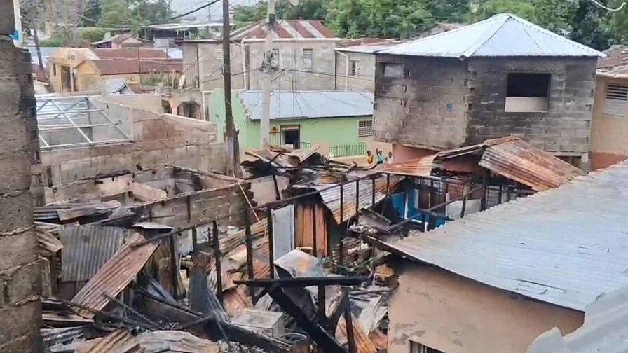 Madrugada de Fuego Devasta La Cambronal en Santiago
