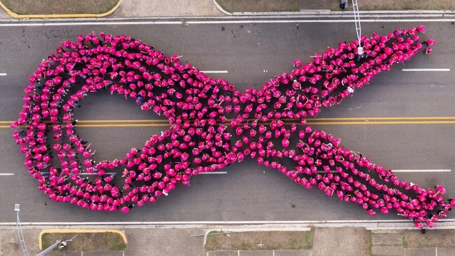 ¡Un ‘palo’ de amor! Santiago brilló con su Gran Lazo Humano por la prevención del cáncer Un palo de amor! Santiago brillo con su Gran Lazo Humano por la prevencion del cancer