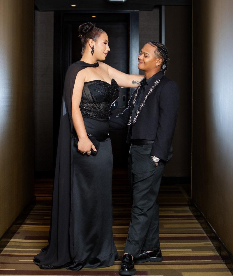 ¡Qué ‘bacano’! Famosos dominicanos que se ‘jalan’ por sus parejas y lo gritan al mundo Famosos dominicanos que expresan su amor públicamente