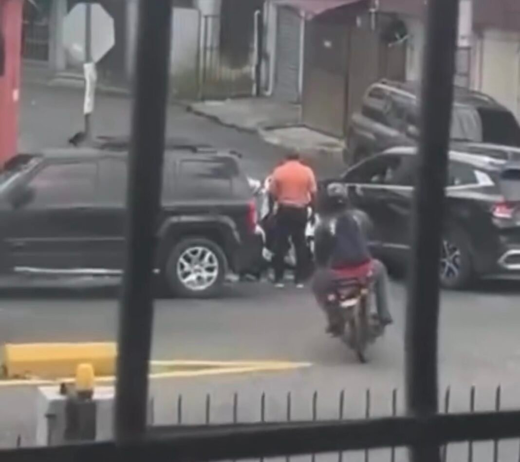 ¡Qué ‘Lío’! Motorista choca, rompe cristal y huye en la Tiradentes Que Lio Motorista choca, rompe cristal y huye en la Tiradentes