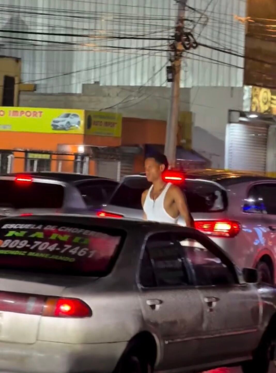 ¡Qué Vaina! Motorista Rompe Cristal de Carro en Plena Vía Pública por Alegado Choque Motorista Rompe Cristal de Carro en Plena Vía Pública por Alegado Choque