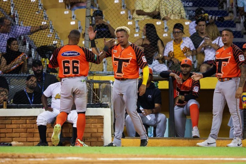 ¡El ‘Tigueraje’ de los Toros Desata la ‘Candela’ en el Nido Aguileño! Los Toros Vencen a las Águilas en el Estadio Cibao