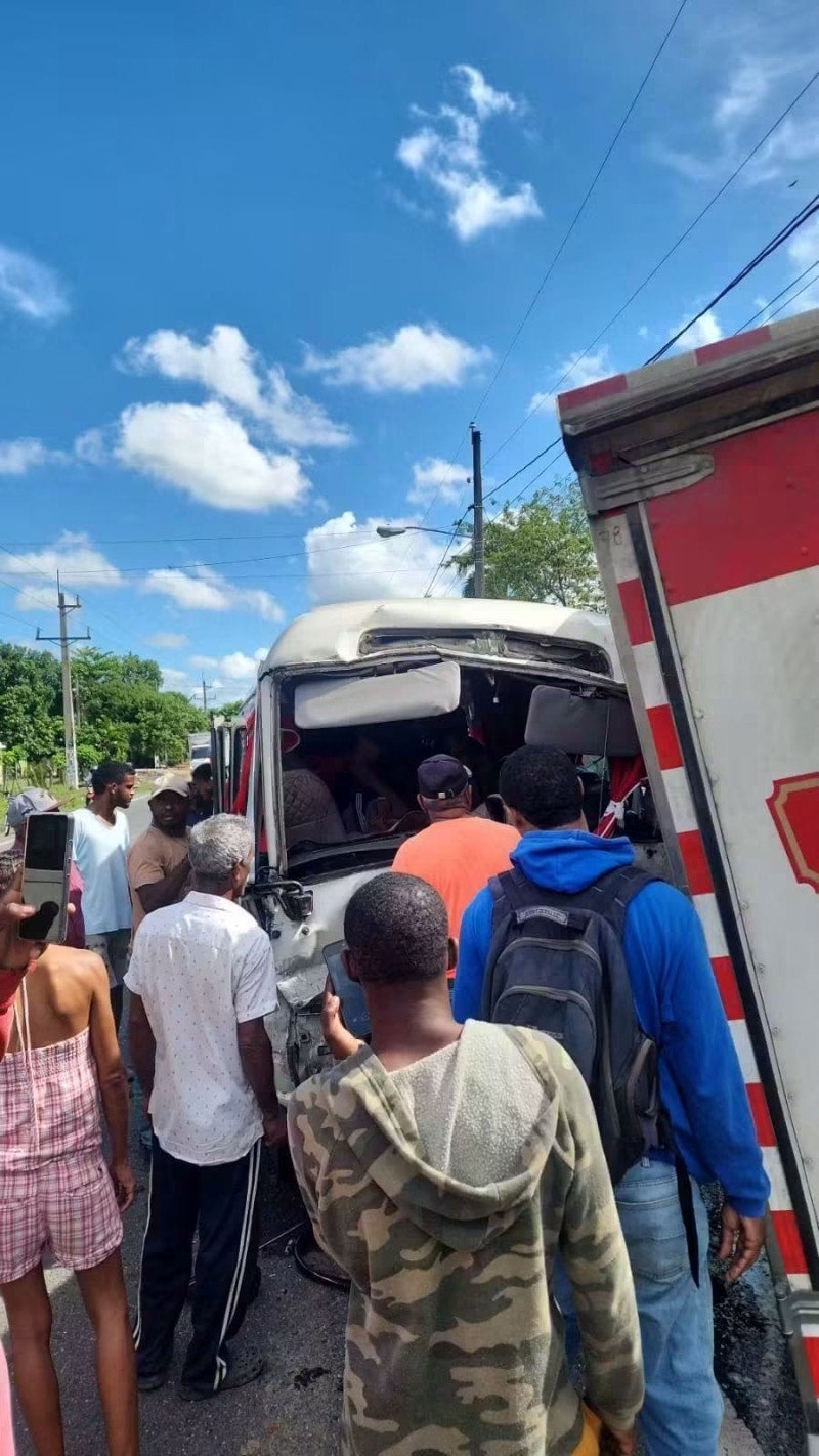 Accidente ‘heavy’ en Hato Mayor-SPM: Ocho personas heridas tras choque de guagua y camión Accidente en Hato Mayor-SPM: Ocho personas heridas tras choque de autobús y camión