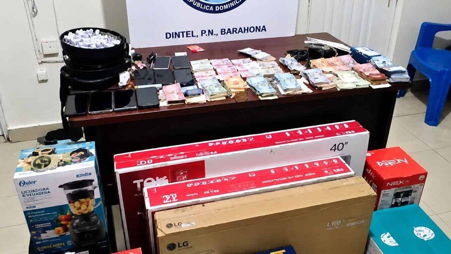 Desmantelan ‘vaina’ de estafa en Barahona: ¡Un viaje de cuartos incautados! Desmantelan estafa en Barahona: Cuartos incautados