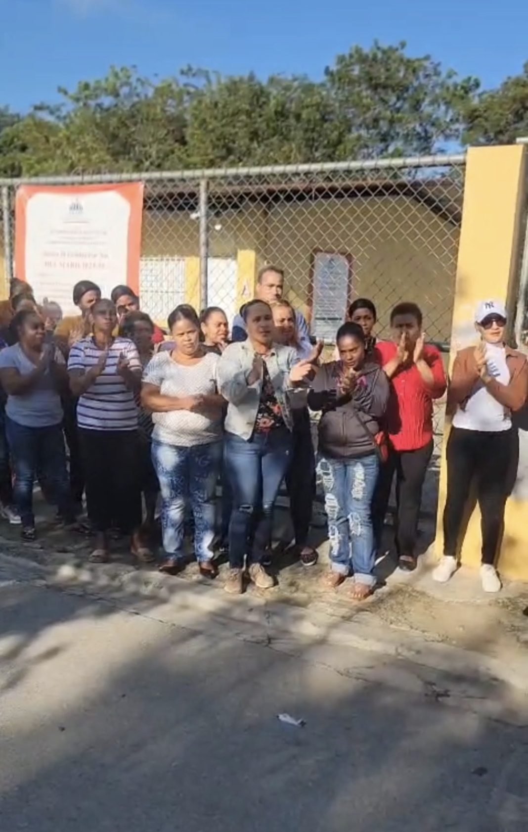 ¡El ‘Tigueraje’ en Apuros! Padres Cierran Escuela en SFM por Grietas y Temor a Colapso El Tigueraje en Apuros: Padres Cierran Escuela en SFM por Grietas y Temor a Colapso