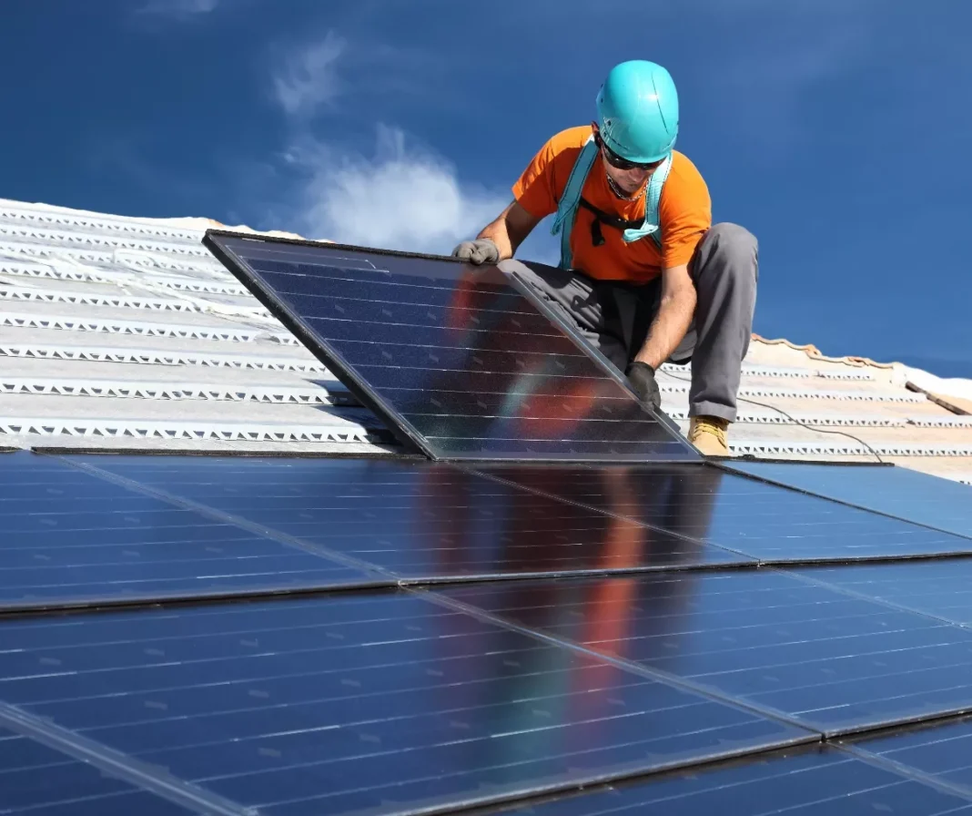 ¡Atención, gente! La ‘vaina’ de los Paneles Solares y los cargos en la red ya está aquí Paneles Solares: Quiénes Pagaran el Cargo por Uso de la Red Eléctrica en RD