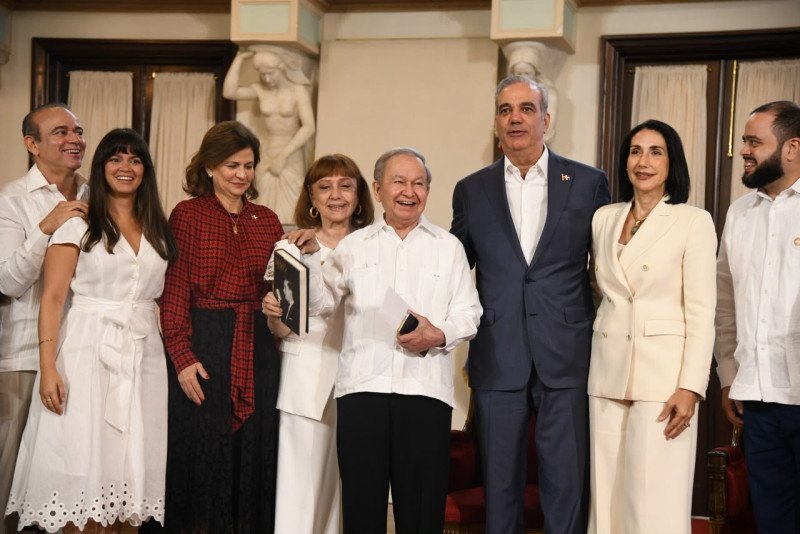Ellis Pérez: El ‘Viejito Bacano’ que Recibió el Premio Adulto Mayor Ellis Pérez: El Comunicador que Recibió el Premio Adulto Mayor