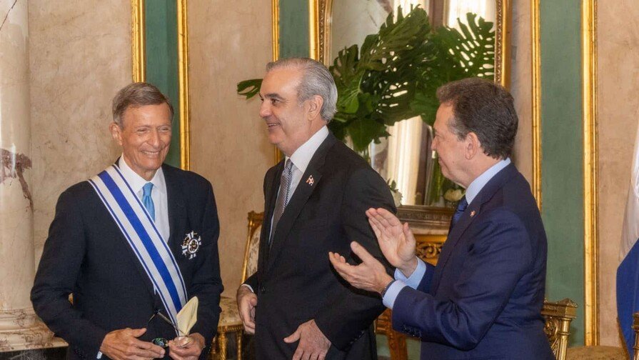 Roberto Álvarez: Un Referente de la Diplomacia Dominicana Recibe Máximo Galardón