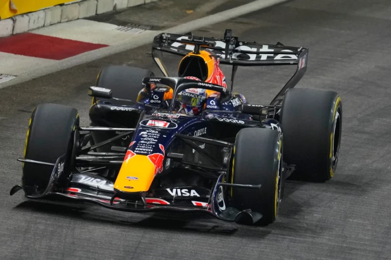 ¡Qué ‘vaina’! George Russell se ‘estrella’ y Verstappen gana el sprint de Singapur Max Verstappen gana el Sprint de Singapur tras accidente de George Russell