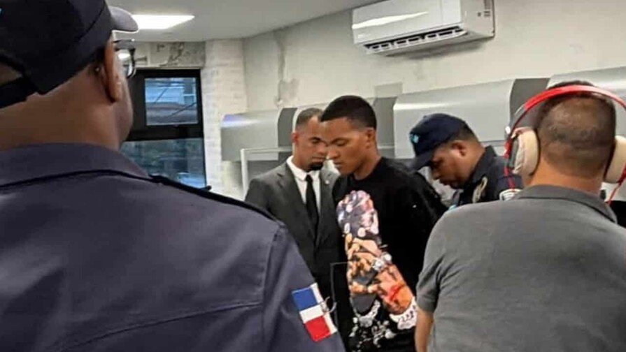 La ‘Vaina’ de ‘Cutico’: Joven buscado por tiroteo en Barahona se entrega en Santo Domingo Joven buscado por tiroteo en Barahona se entrega en Santo Domingo