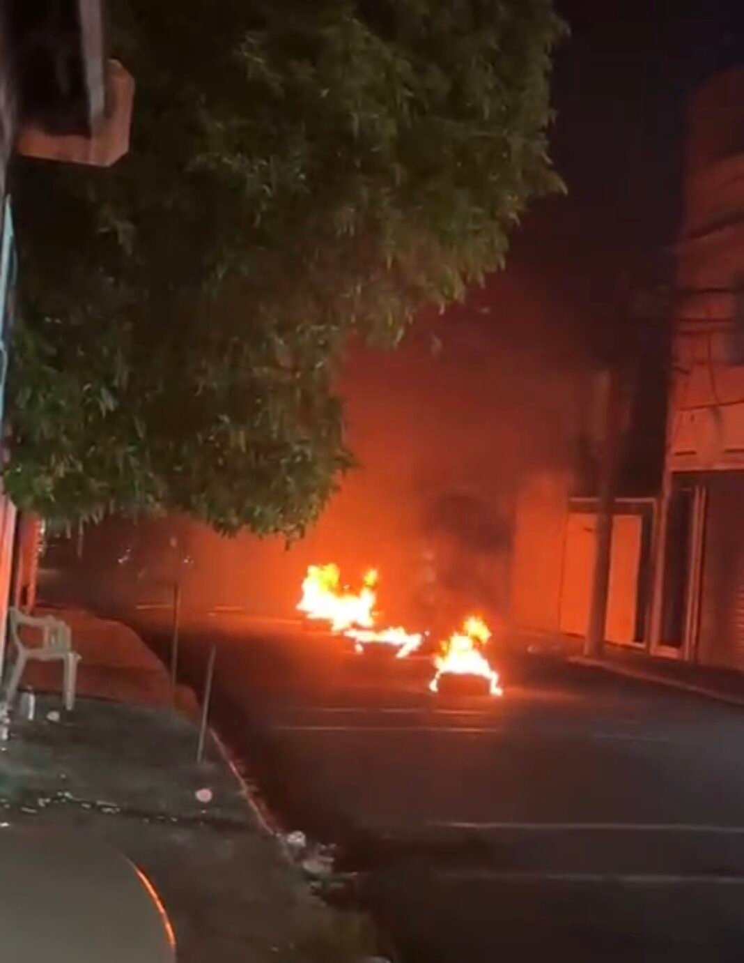 ¡Qué ‘Vaina’ con los Apagones! Villa Duarte y Villa Faro Encienden la Calle por la Luz Que Vaina con los Apagones Villa Duarte y Villa Faro Encienden la Calle por la Luz