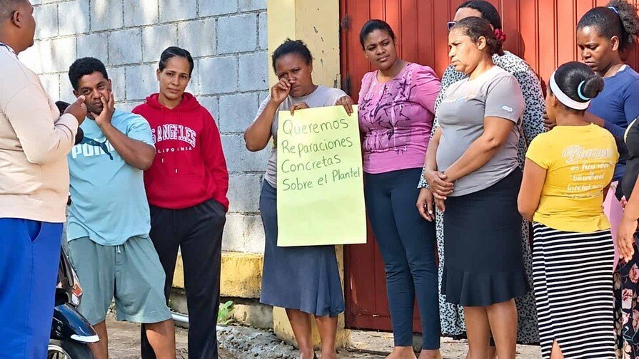¡Qué Vaina! La Guázara de Barahona y sus 250 Alumnos ‘Guayando’ por Escuela Sin Reparar La Guázara de Barahona y sus 250 Alumnos Esperando por Escuela Sin Reparar